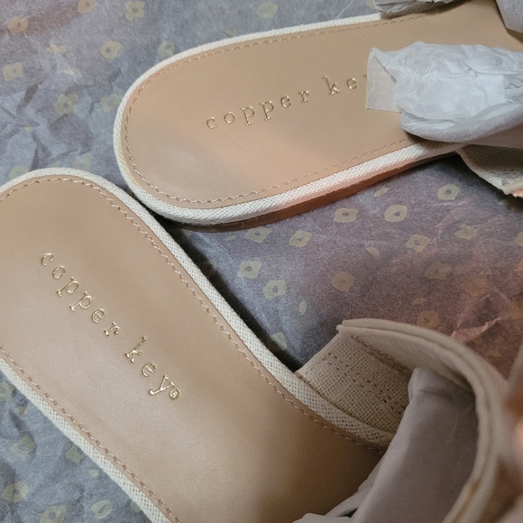 Copper Key Cream Bow Mules With Box - Picture 5 of 7